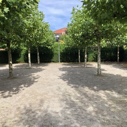 im Westentaschenpark können bis zu 18 Personen gleichzeitig Pétanque spielen.