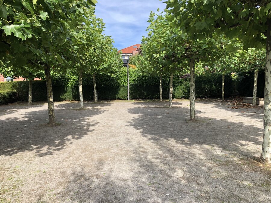 im Westentaschenpark können bis zu 18 Personen gleichzeitig Pétanque spielen.